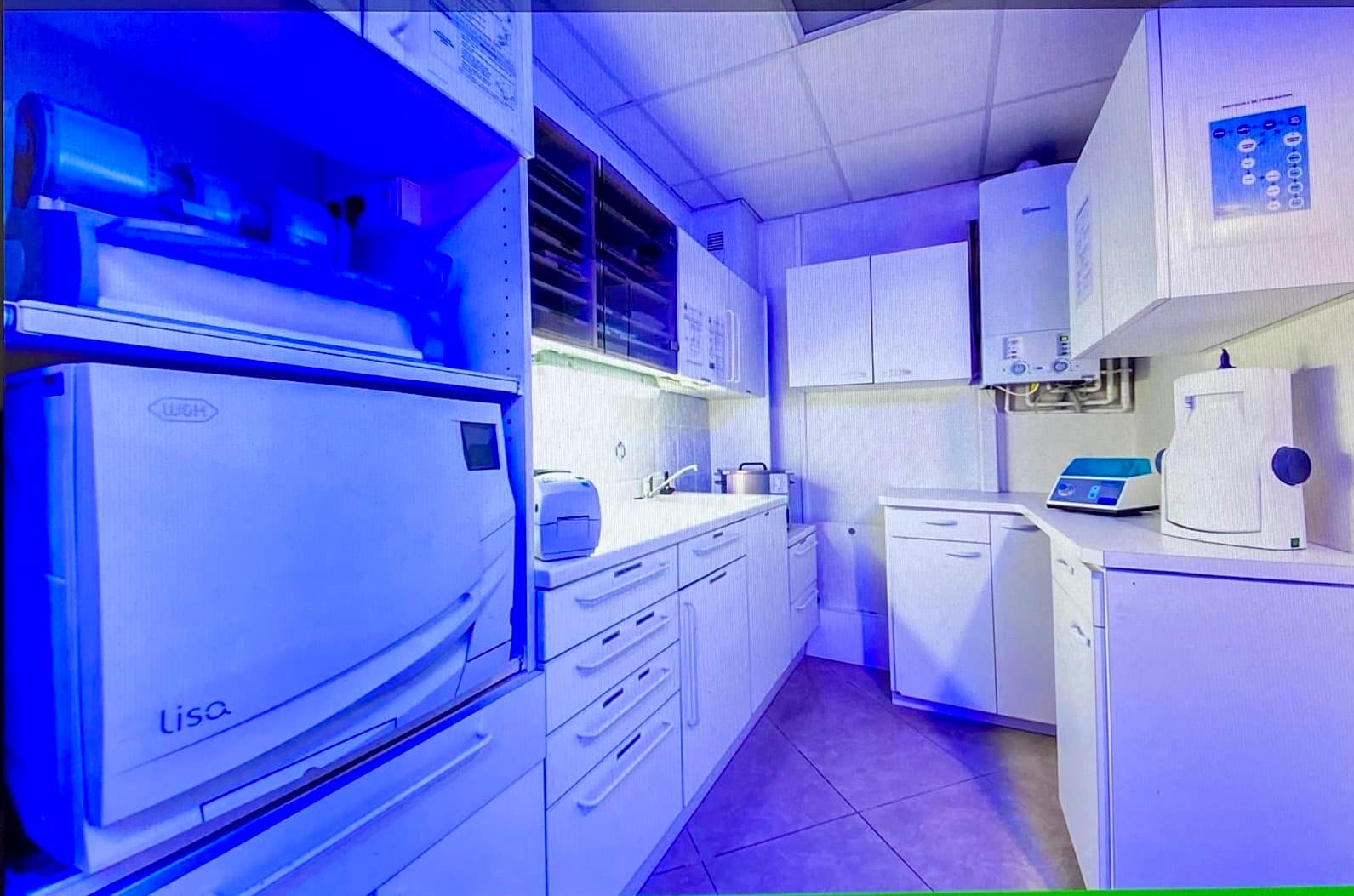 Espace de stérilisation : autoclave, thermosoudeuse et rangements d'instruments