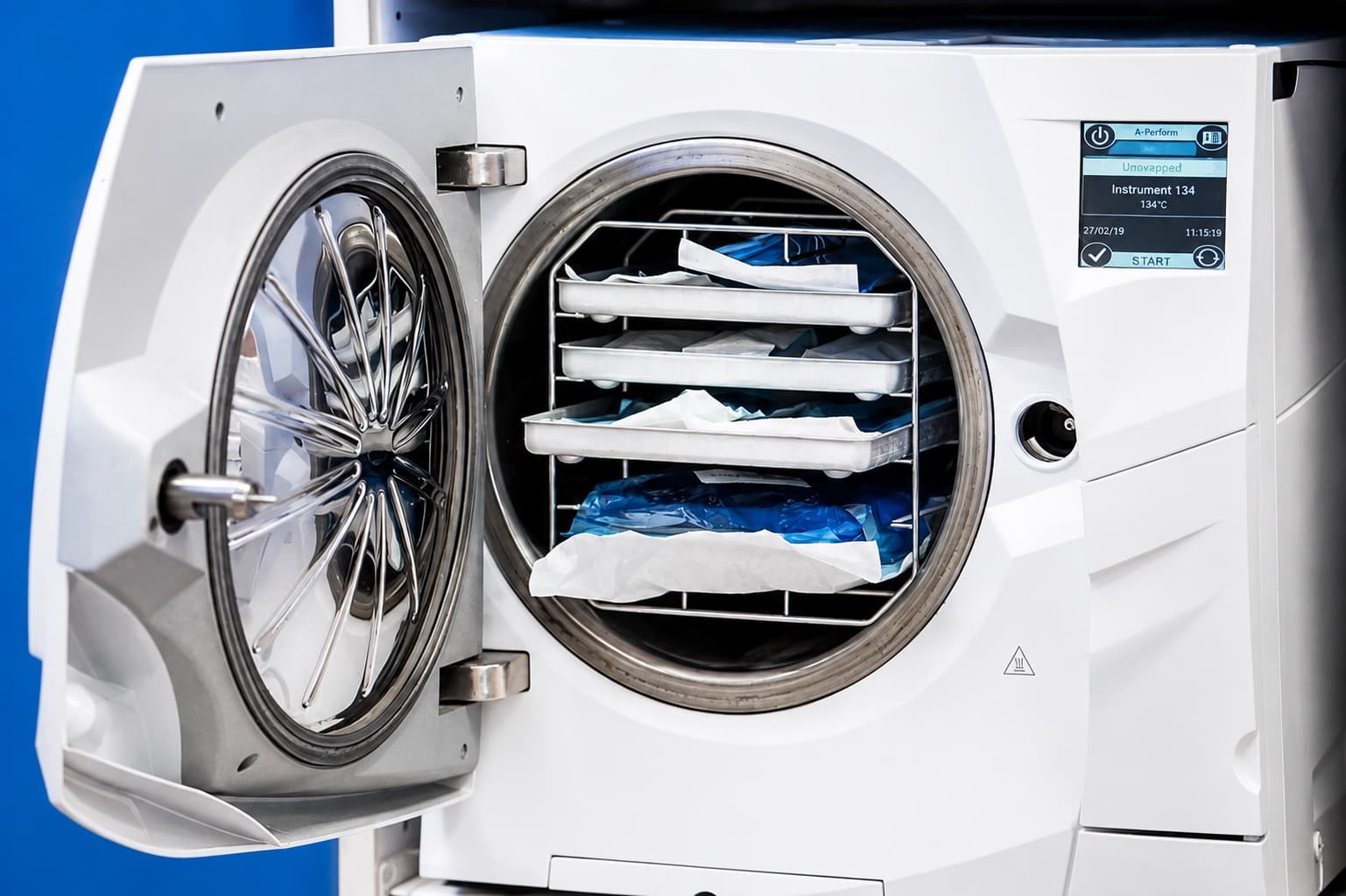 Espace de stérilisation : autoclave, thermosoudeuse et rangements d'instruments